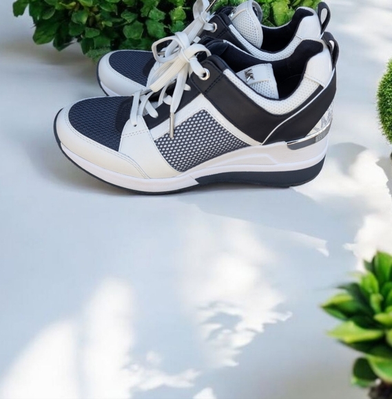 EUC Michael Kors Georgie Mixed-Media Trainer Size 7 Navy and White - Picture 4 of 8